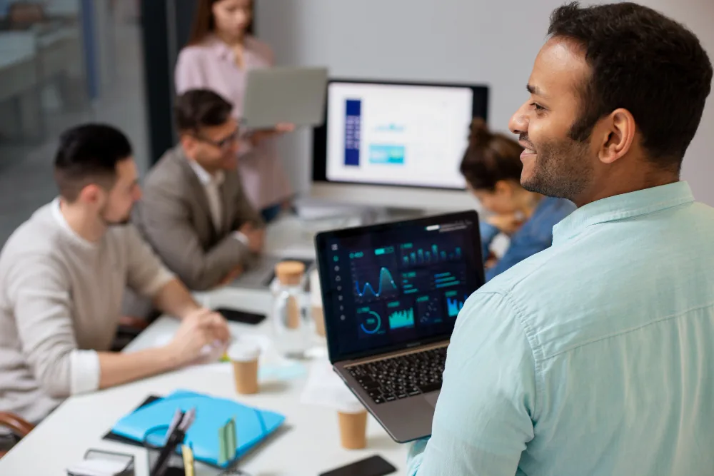 equipe de vendas trabalhando com crm pipedrive